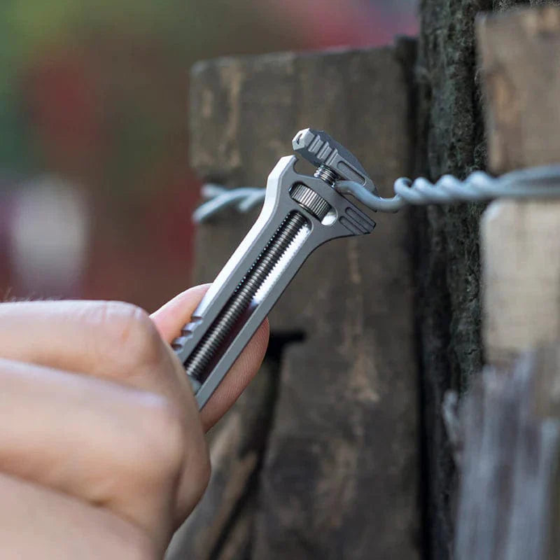 Clé Multifonctionnelle Innovante en Titane - 7 en 1