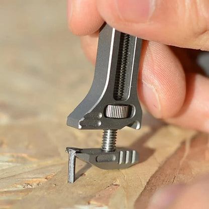 Clé Multifonctionnelle Innovante en Titane - 7 en 1