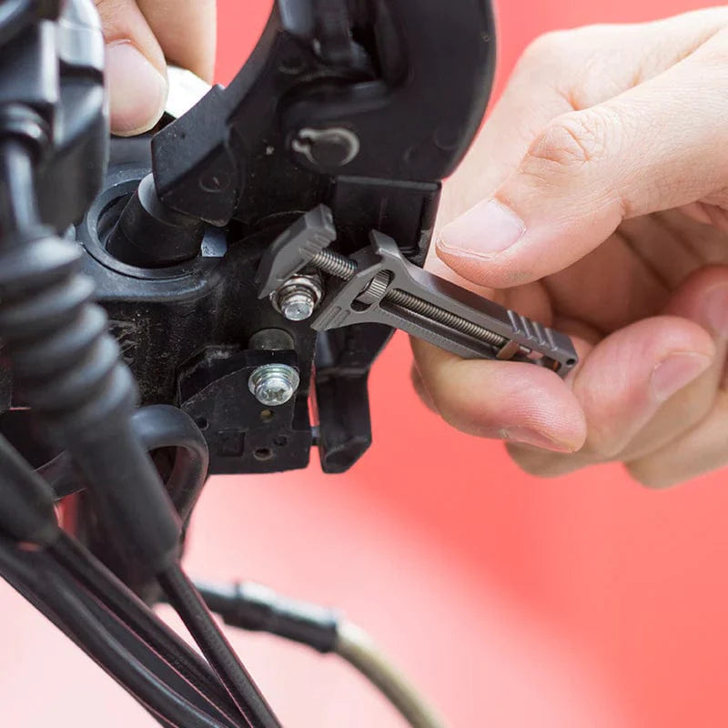 Clé Multifonctionnelle Innovante en Titane - 7 en 1