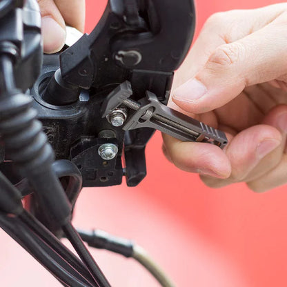 Clé Multifonctionnelle Innovante en Titane - 7 en 1